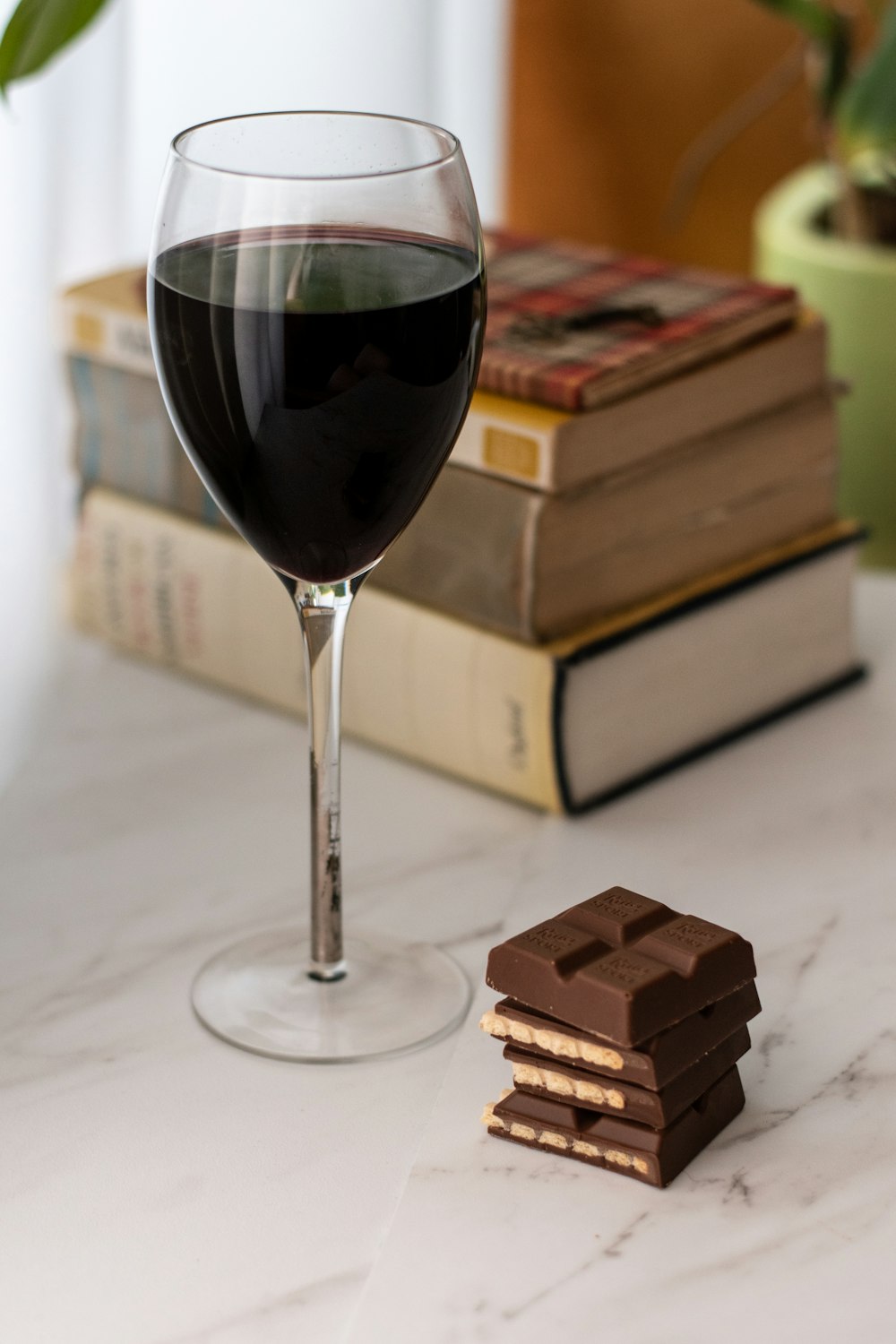 Bicchiere da vino trasparente con vino rosso su tavolo di legno marrone