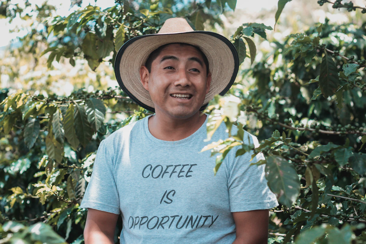 Joven caficultor en una finca de café de Antigua Guatemala