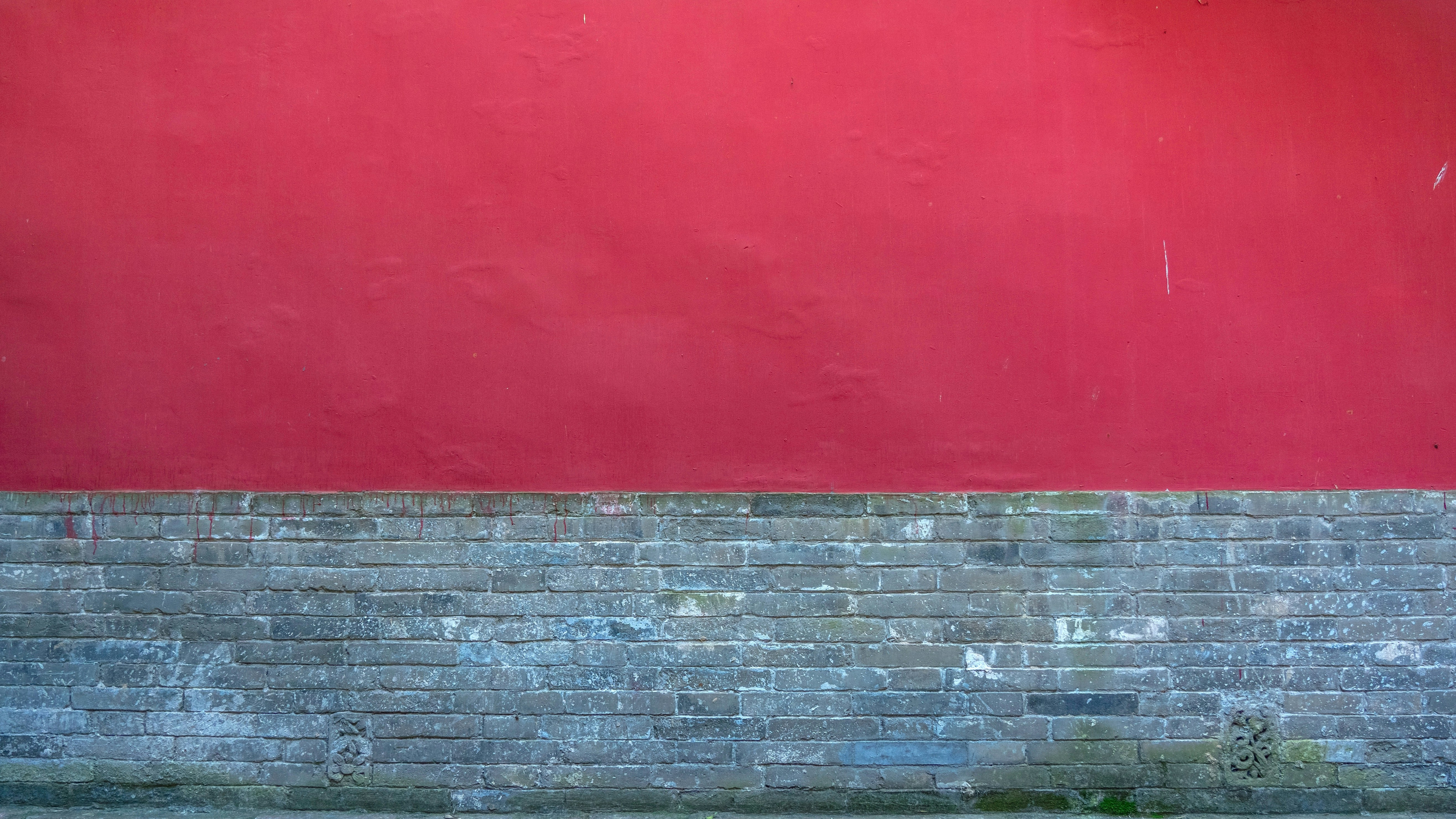 茶色のレンガの横にある赤い壁のペンキの写真 Unsplashで見つける赤の無料写真