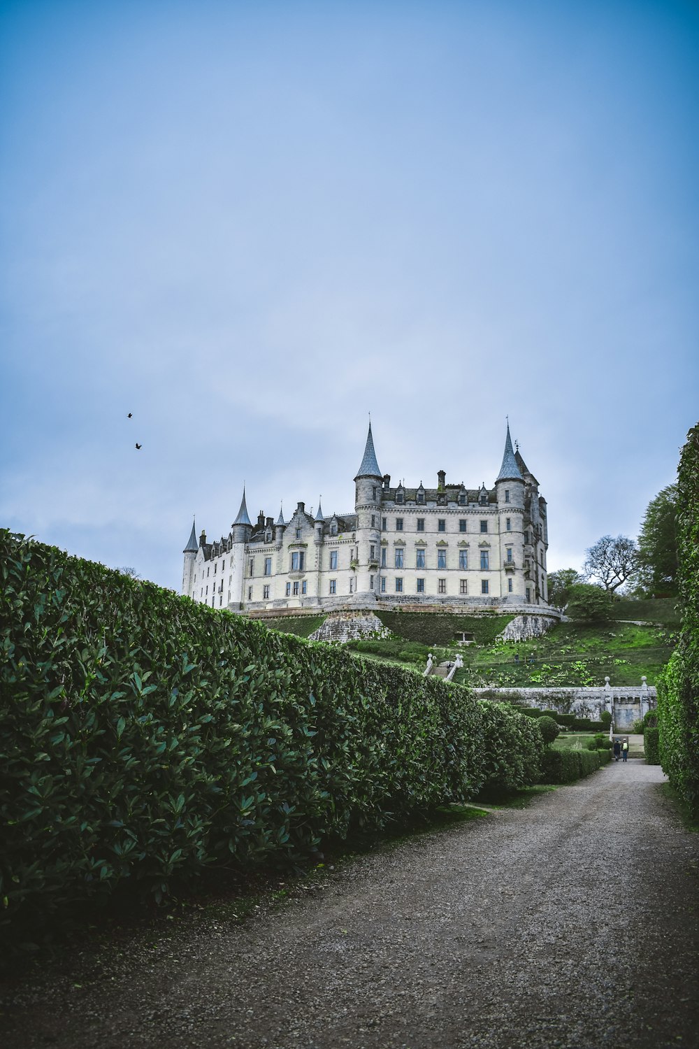 bâtiment en béton blanc et gris sous le ciel gris pendant la journée