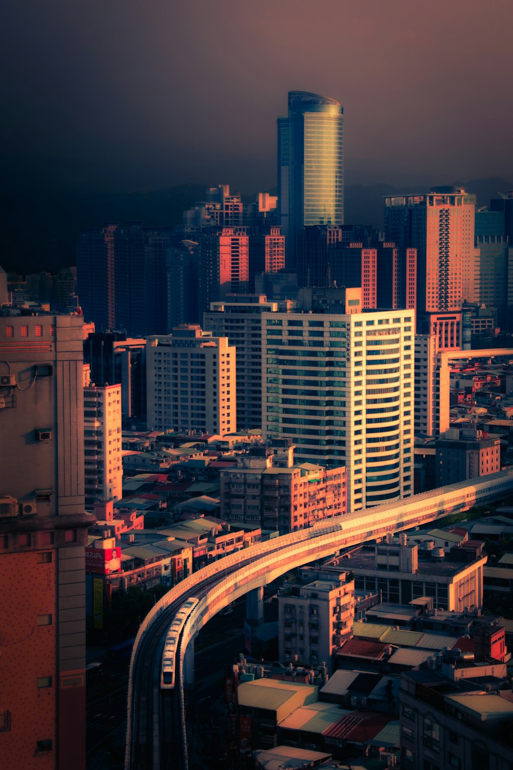 Edificios de hormigón blanco y marrón durante la noche