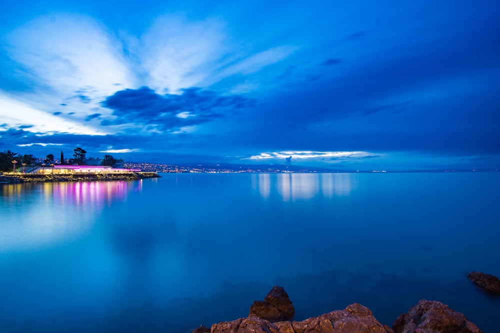 Specchio d'acqua sotto il cielo blu durante il giorno