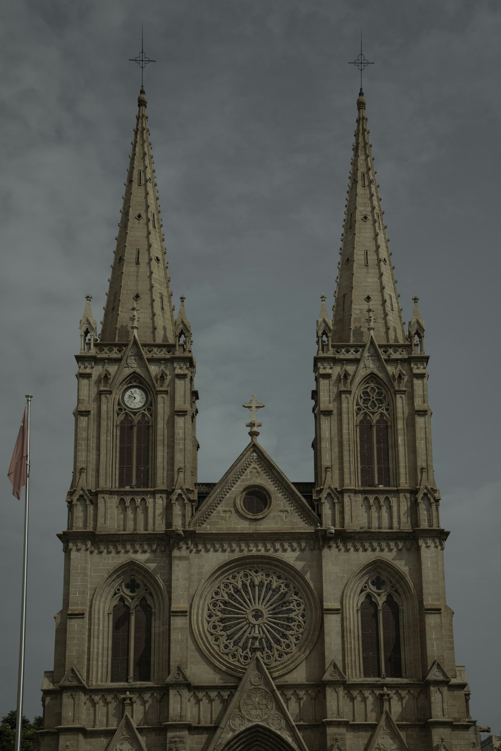 アメリカ合衆国の国旗を持つ茶色のコンクリート教会