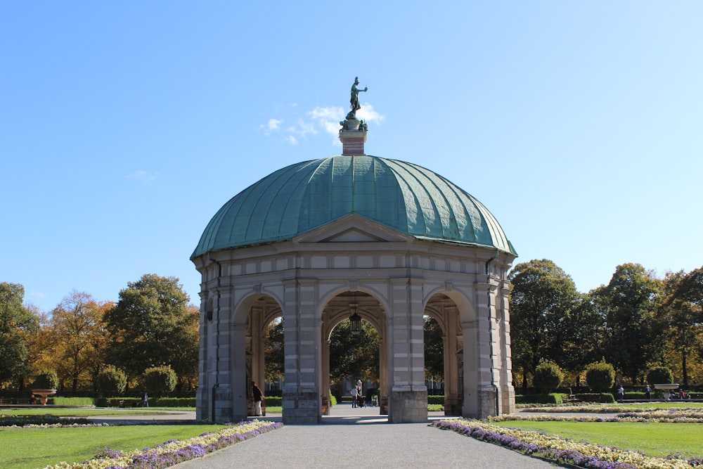 Edificio a cupola verde sotto il cielo blu durante il giorno