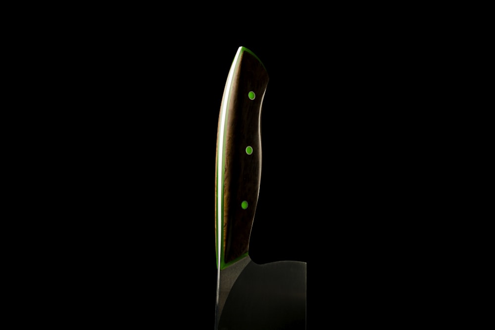 coltello da cucina nero e argento