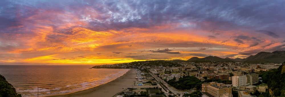 Edificios de la ciudad cerca del cuerpo de agua durante la puesta del sol