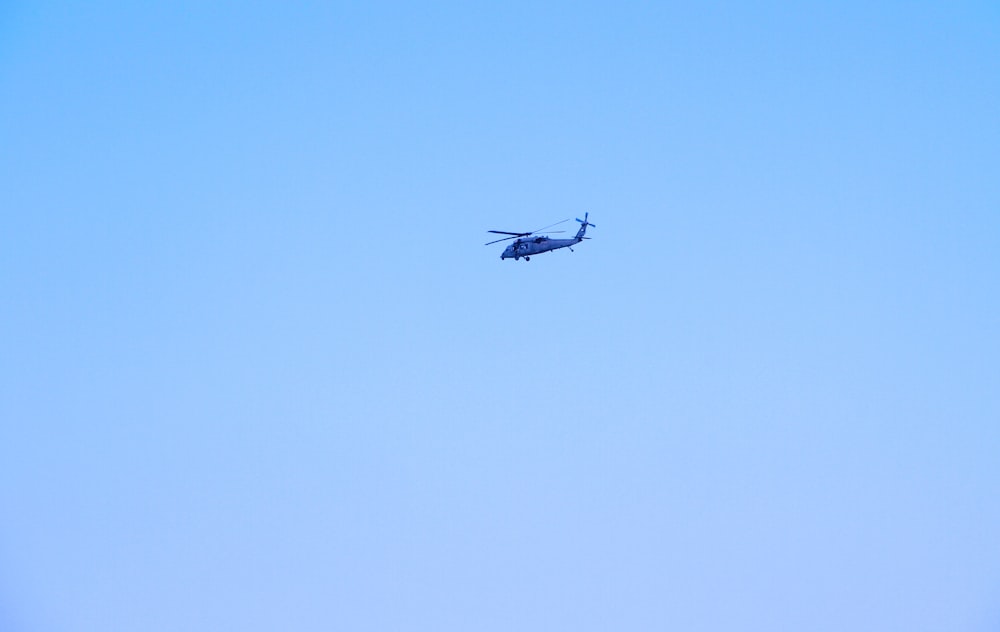 Avión negro en el aire durante el día