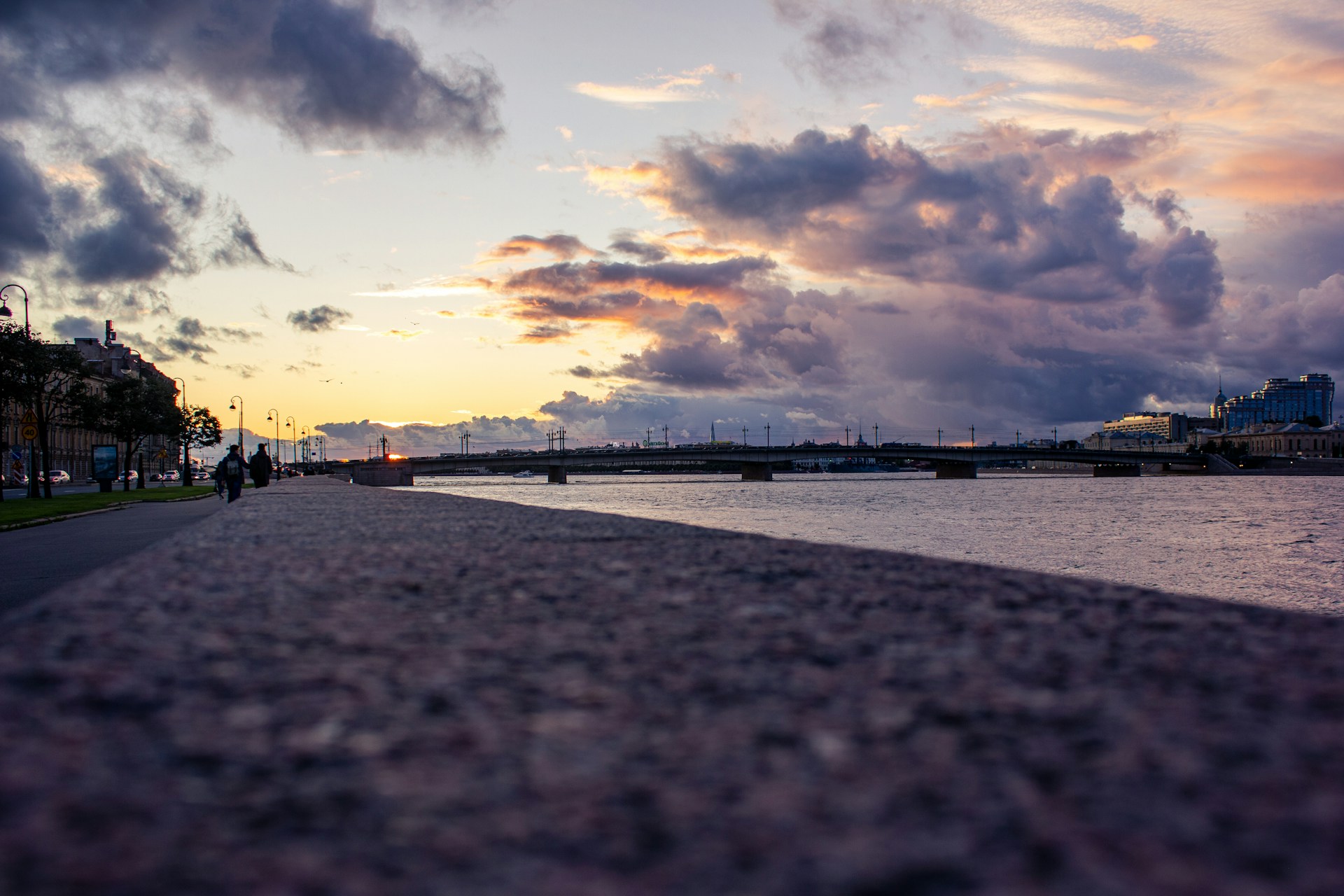 gray computer monitor