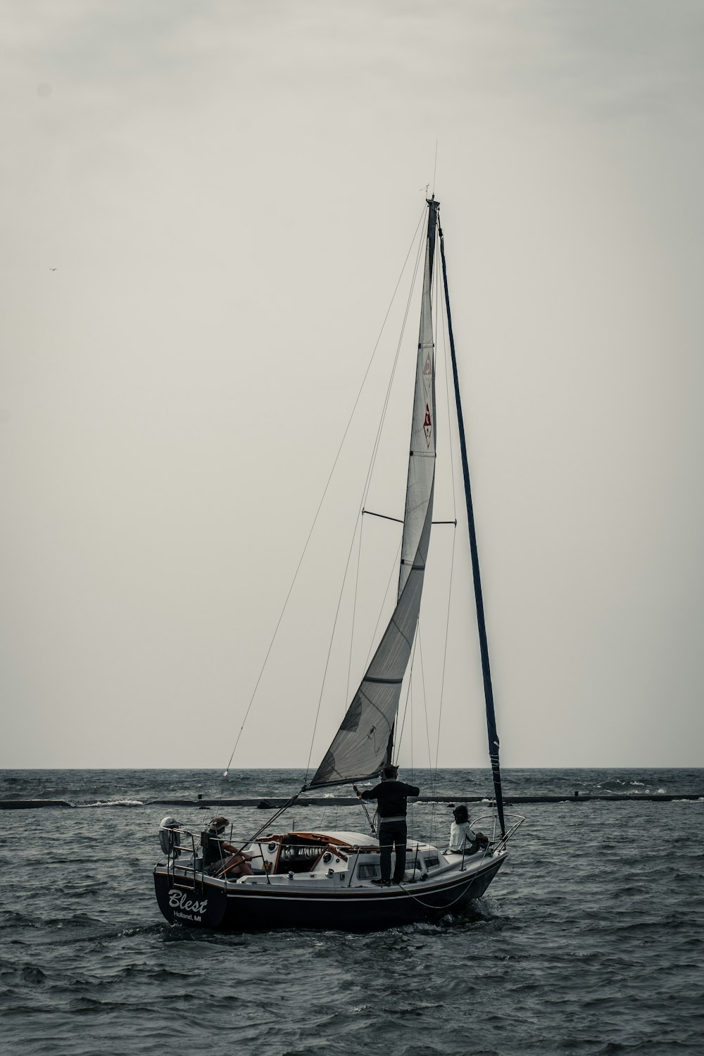 昼間の海上の白い帆船
