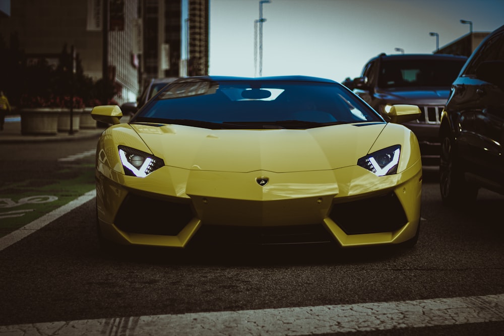 Gelber Lamborghini Aventador tagsüber auf der Straße geparkt
