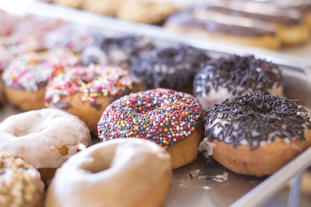 Rosquillas marrones en bandeja blanca