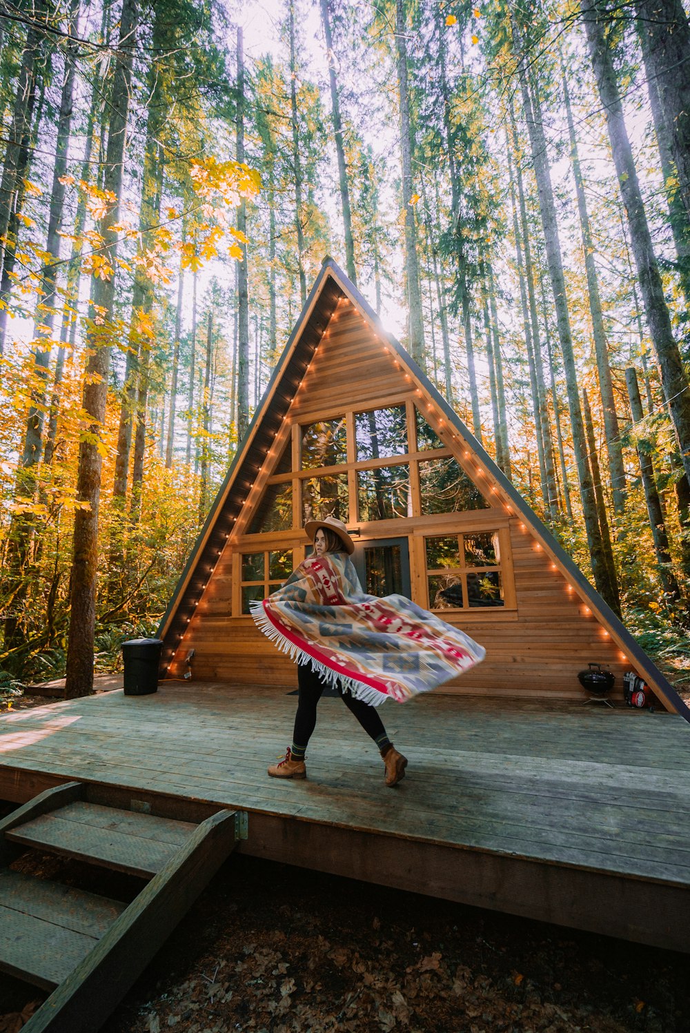 Femme en robe blanche et rouge debout sur un pont en bois marron