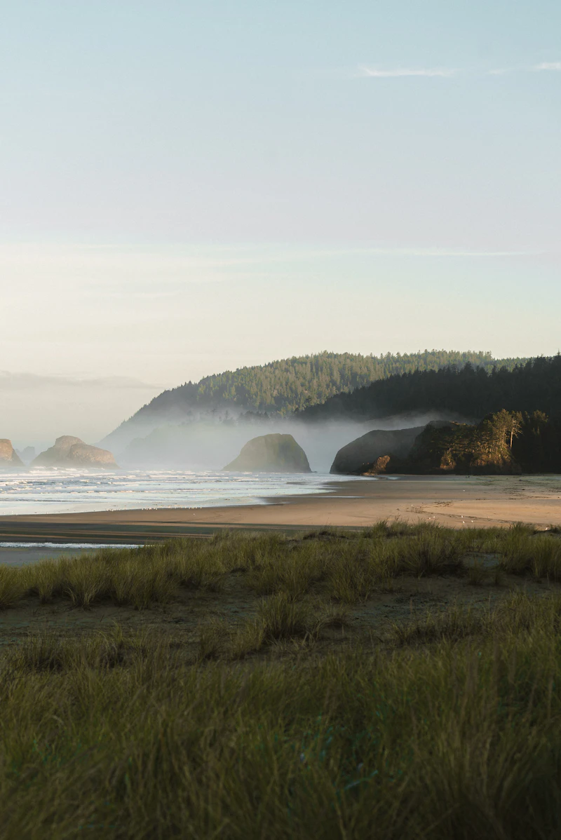 Dzielnica Triana w Sewilli — kolorowe domy odbijające się w wodzie Gwadalkwiwiru z mostem Triana na pierwszym planie
