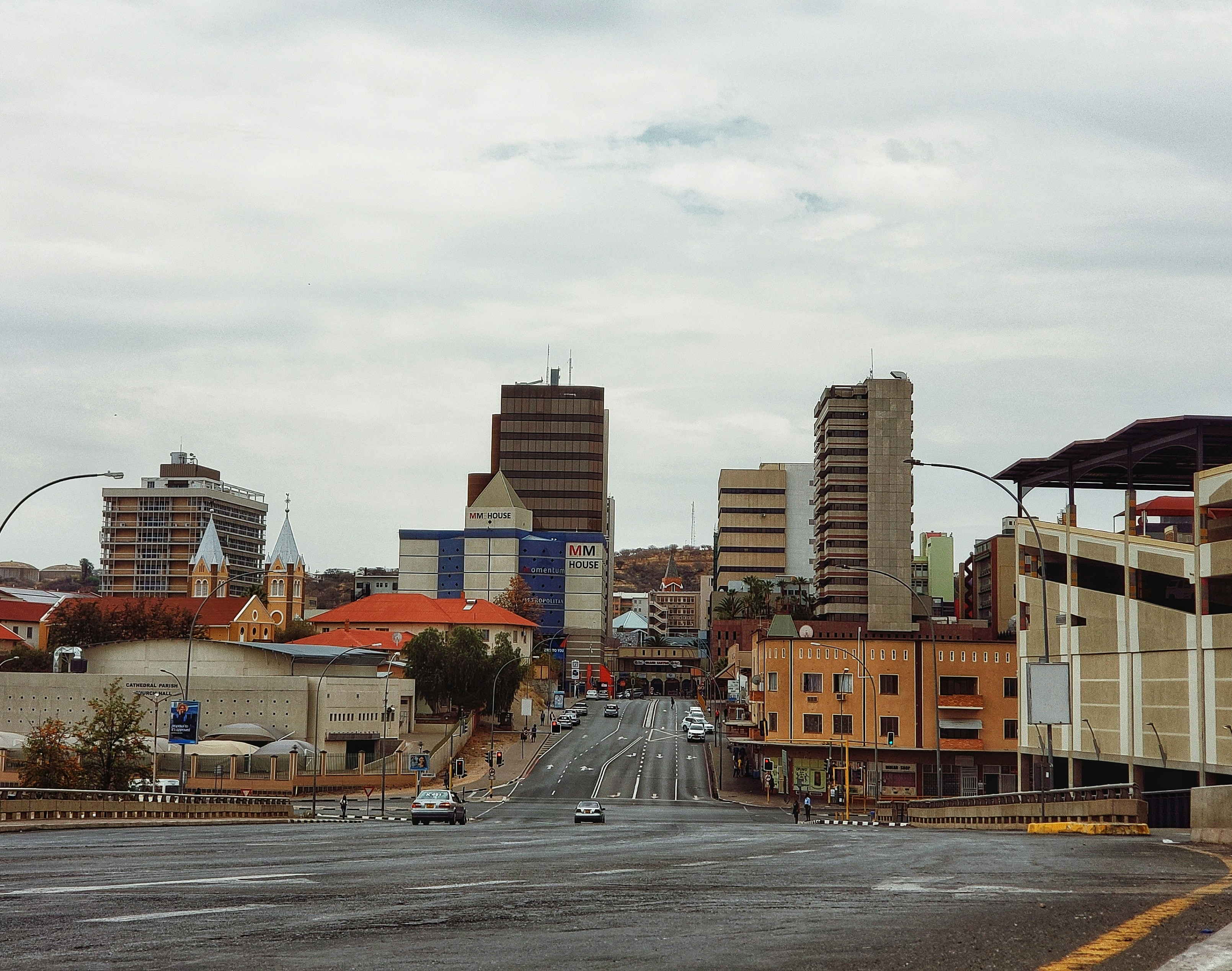 voitures sur la route près des bâtiments pendant la journée