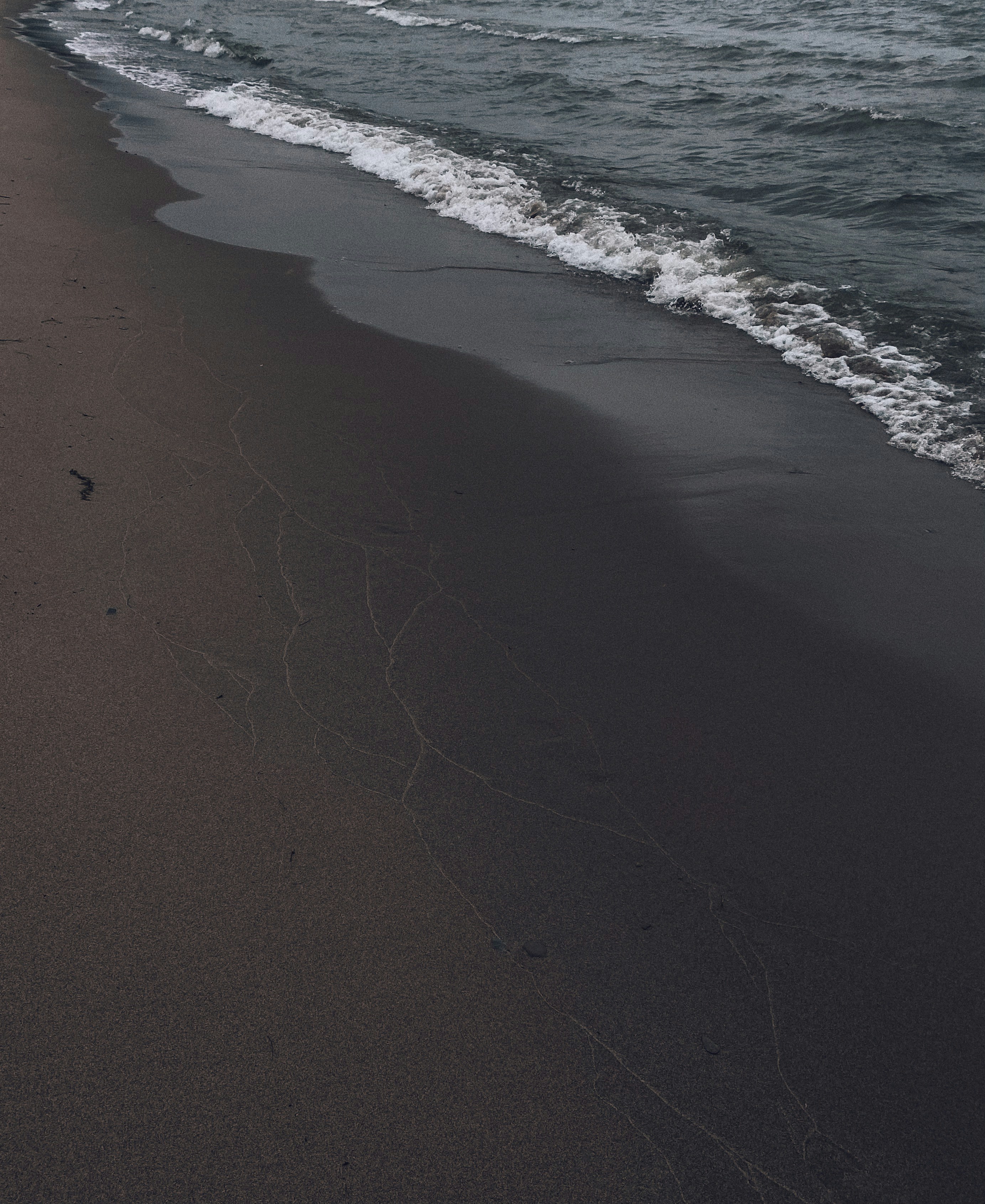sea waves crashing on shore during daytime