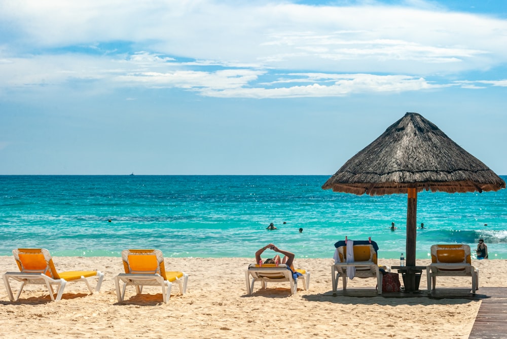 ombrelloni marroni sulla spiaggia durante il giorno