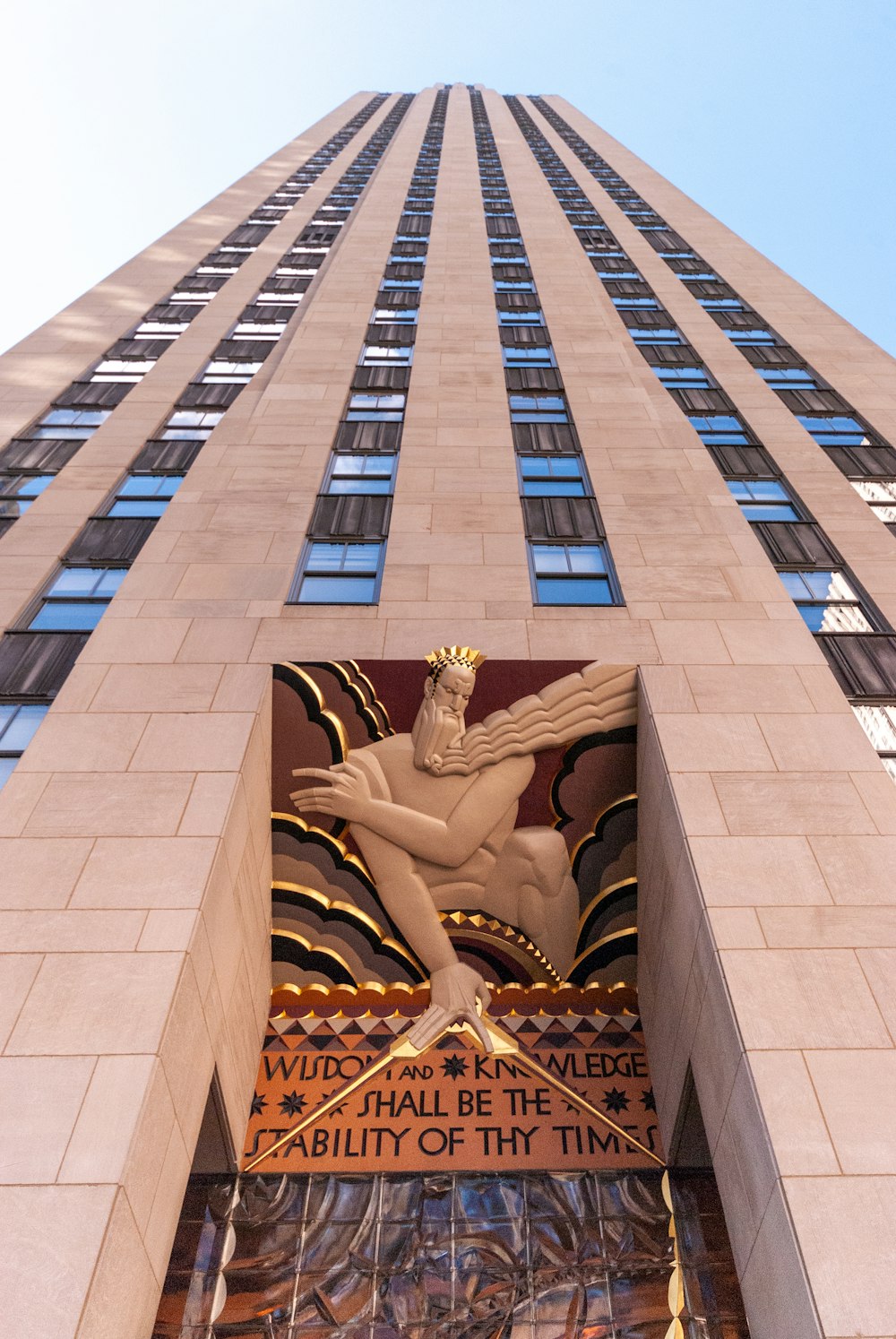 Estatua del león de oro en la parte superior del edificio