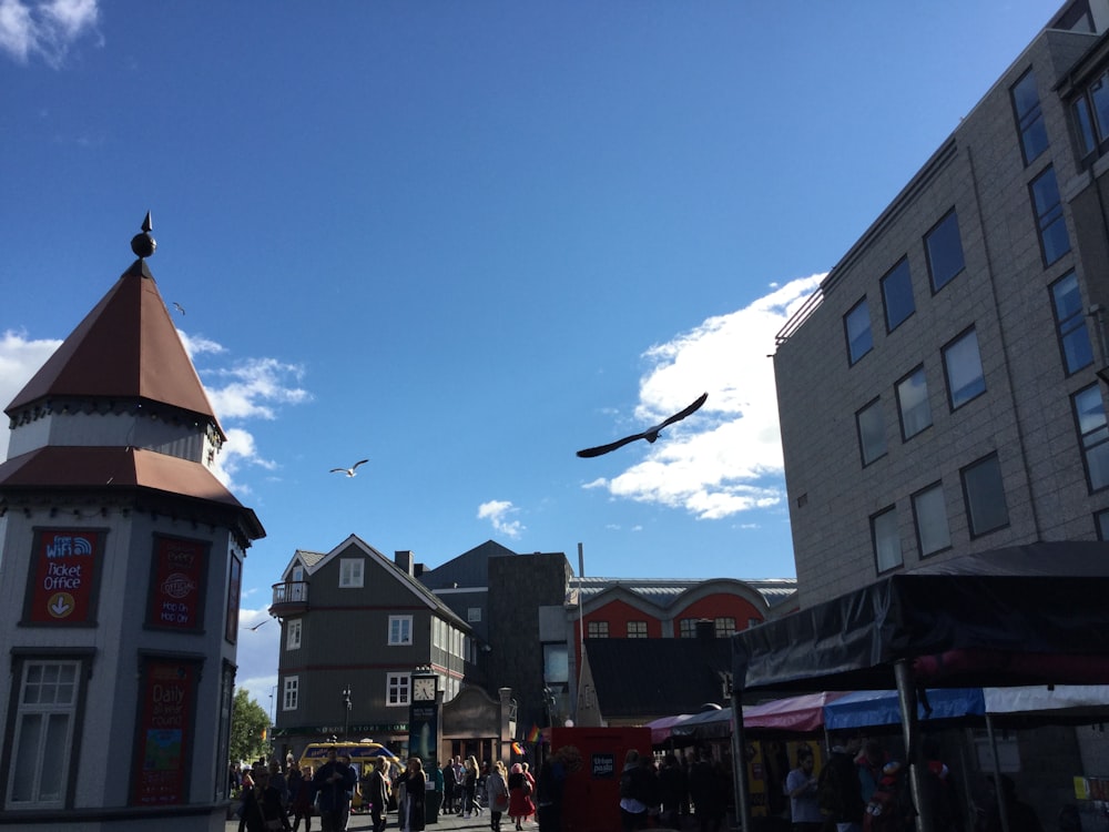 les personnes qui marchent dans la rue près d’un immeuble pendant la journée ;