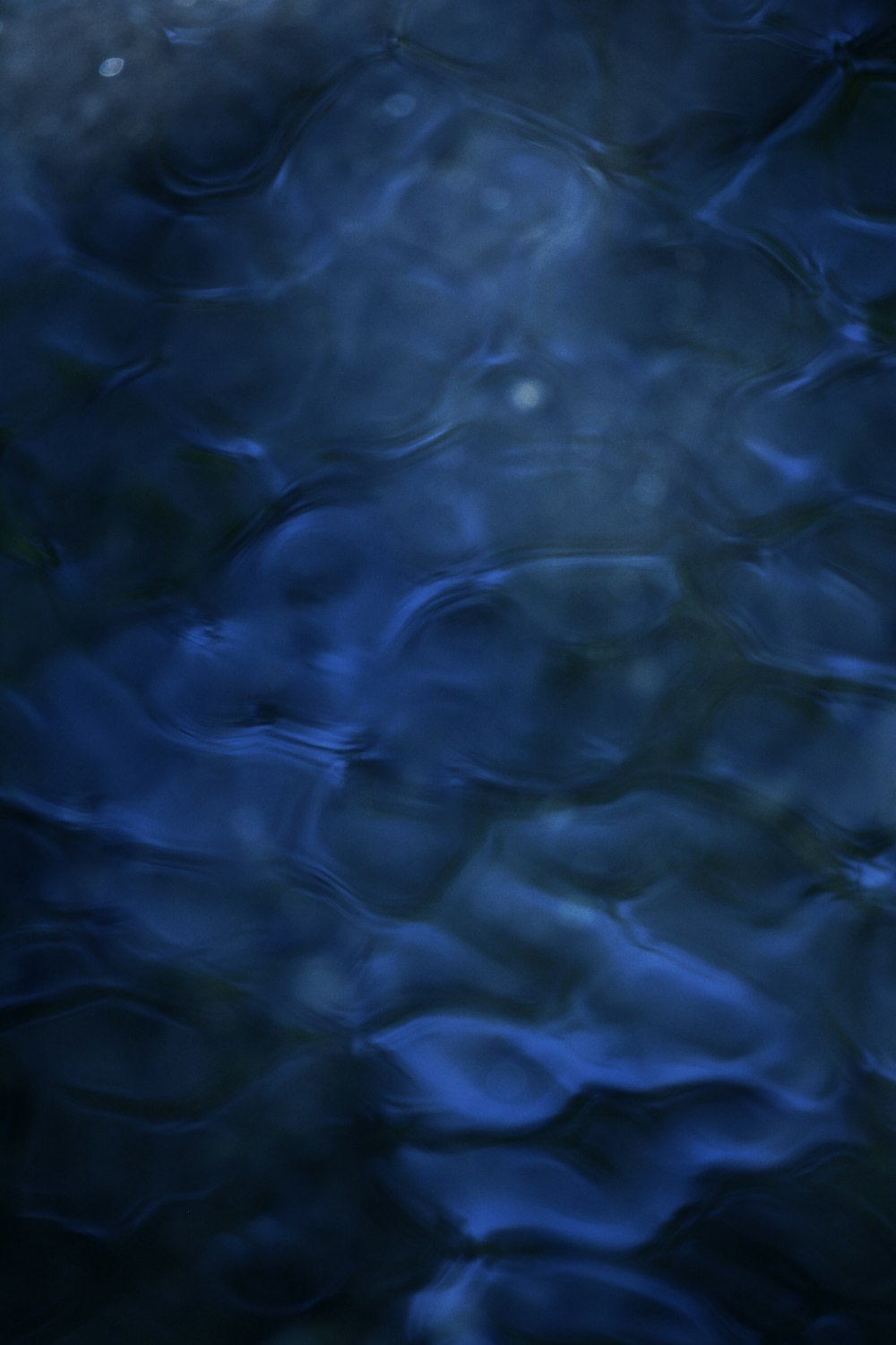 superfície da água azul e branca