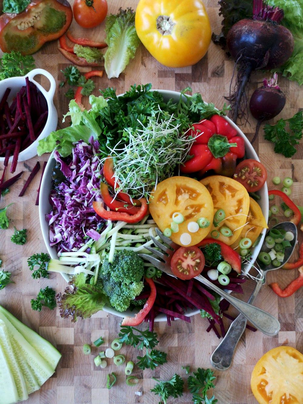 Salade de légumes sur assiette en céramique blanche