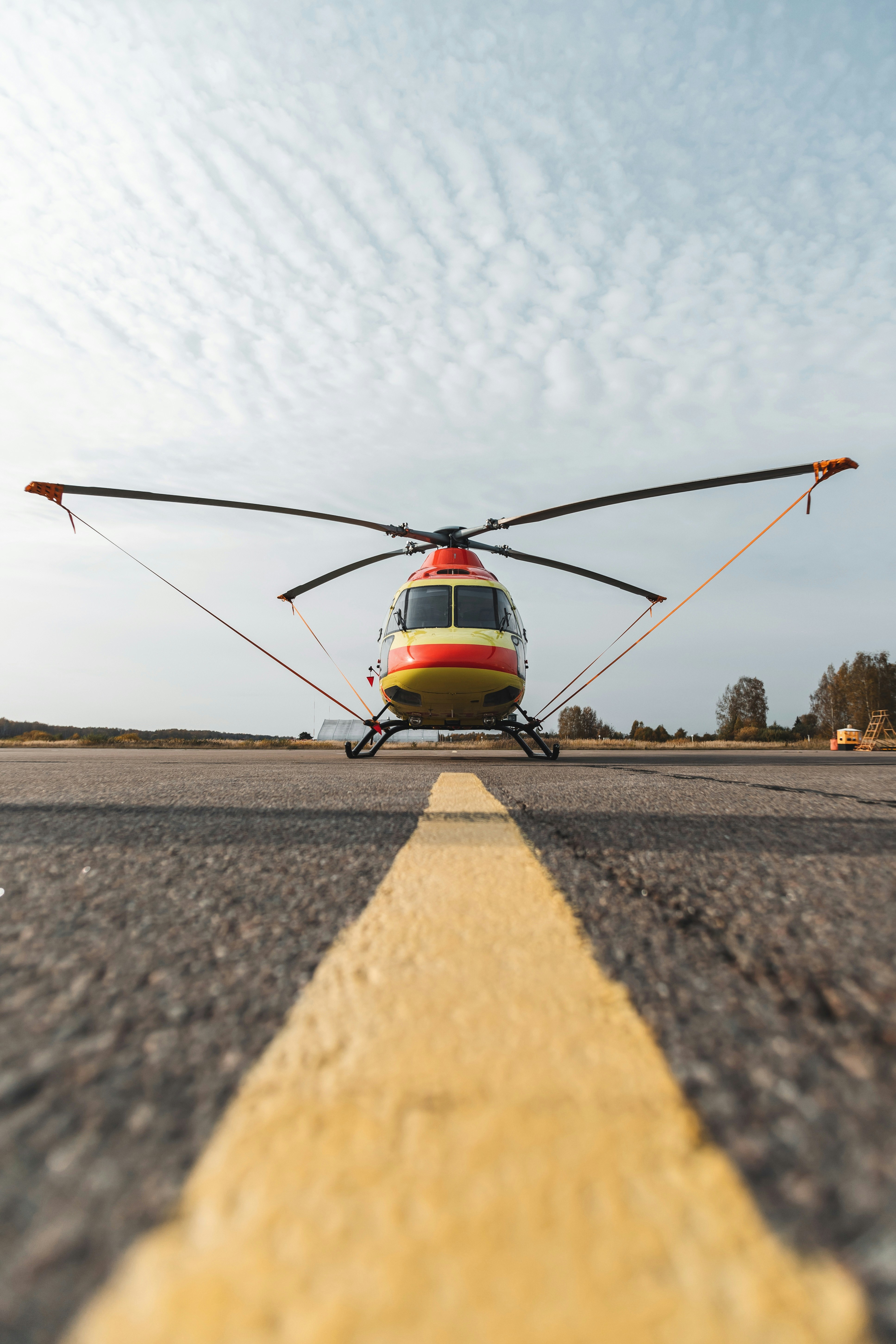 Rot-weißer Hubschrauber auf dem Feld