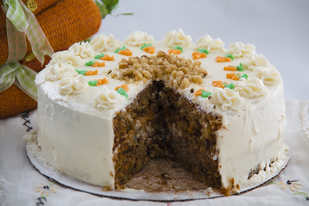gâteau blanc et brun sur assiette en céramique blanche