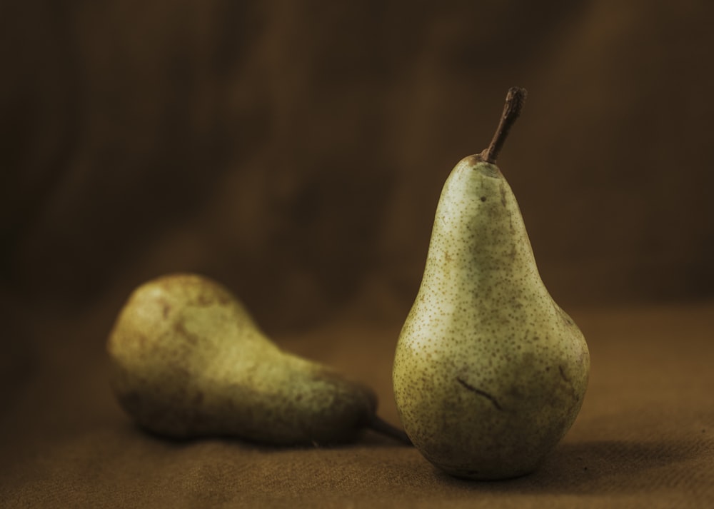 fruta verde sobre mesa de madera marrón