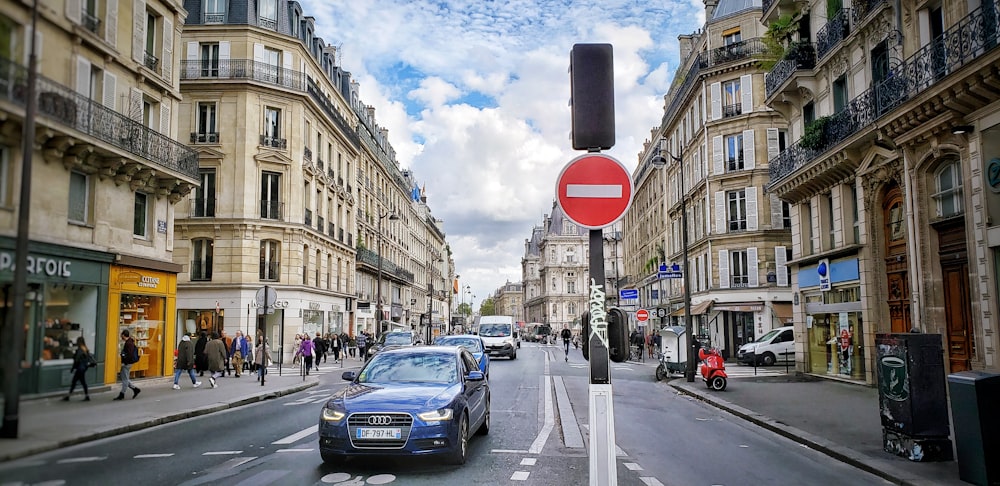 Voiture bleue sur la route pendant la journée