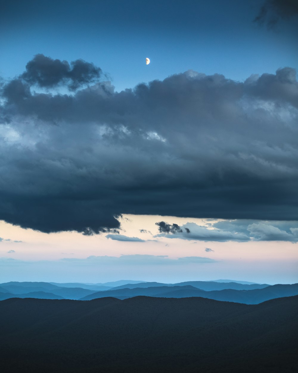 silhouette di montagne sotto il cielo nuvoloso durante il giorno