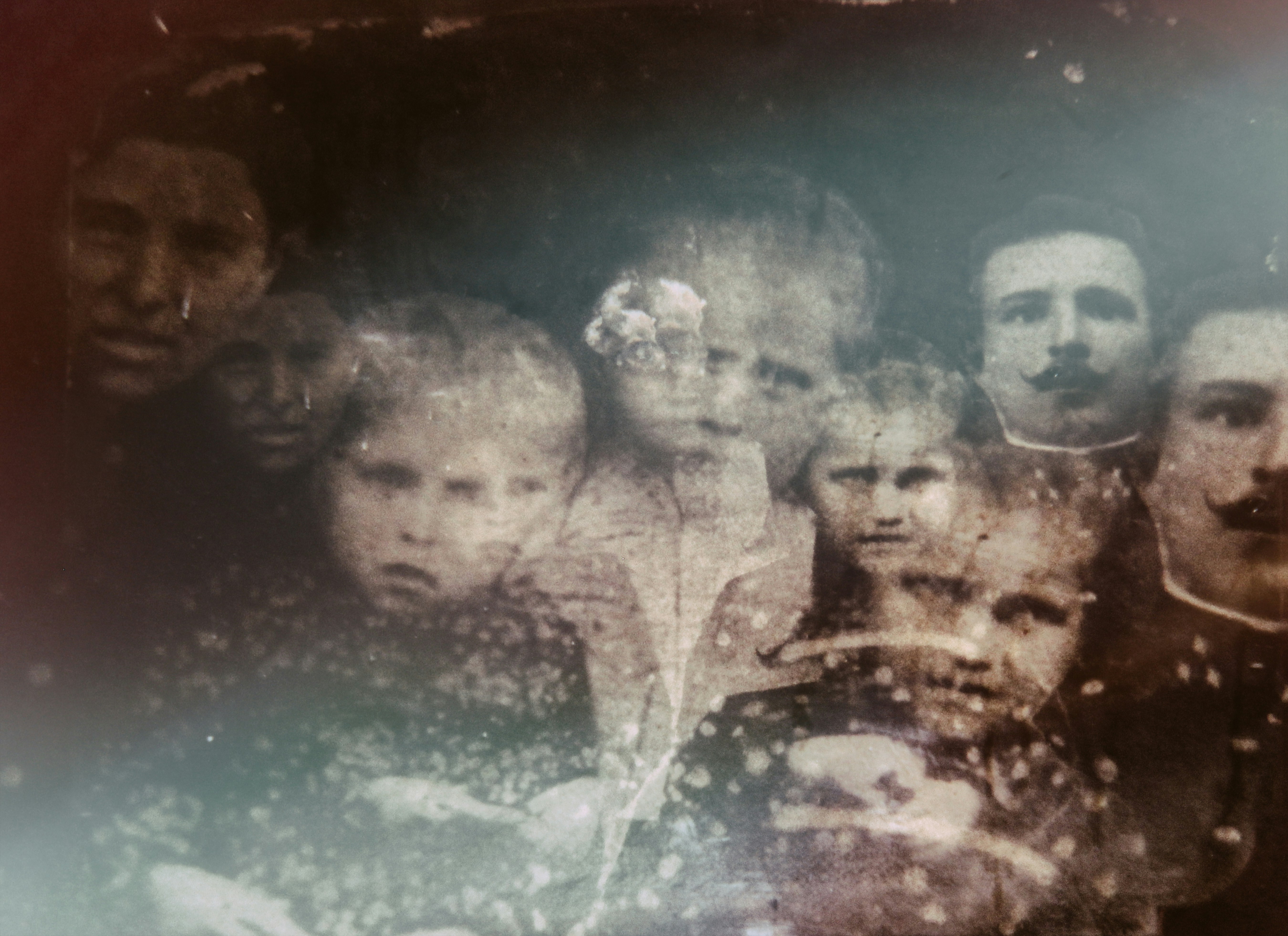 Una persona mirando con nostalgia una foto antigua.