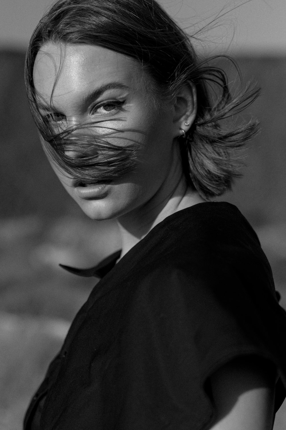Femme en chemise noire en niveaux de gris photographie