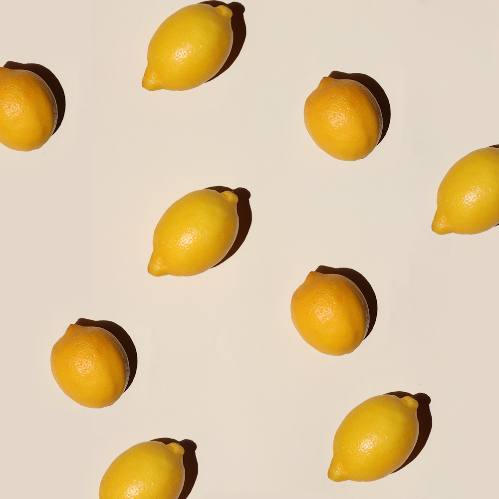흰색 표면에 노란색 레몬 과일