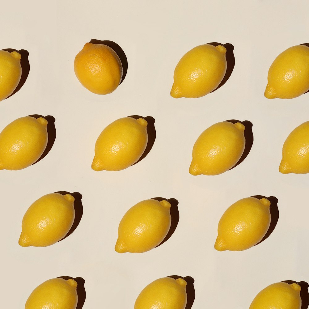 lote de frutos amarillos sobre superficie blanca