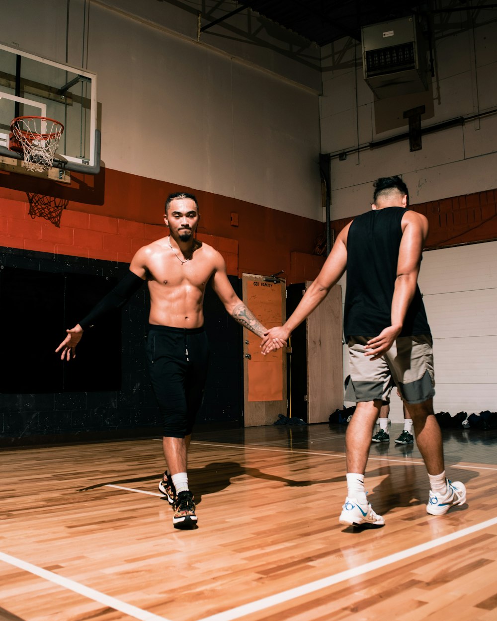 2 Männer in schwarzem Tanktop und Shorts