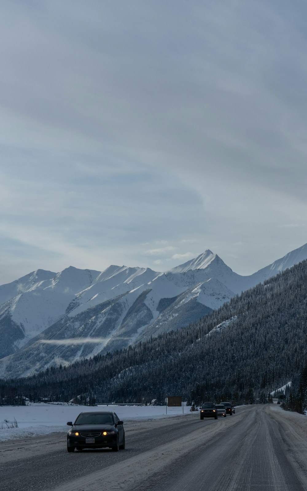 montagnes enneigées sous un ciel nuageux pendant la journée