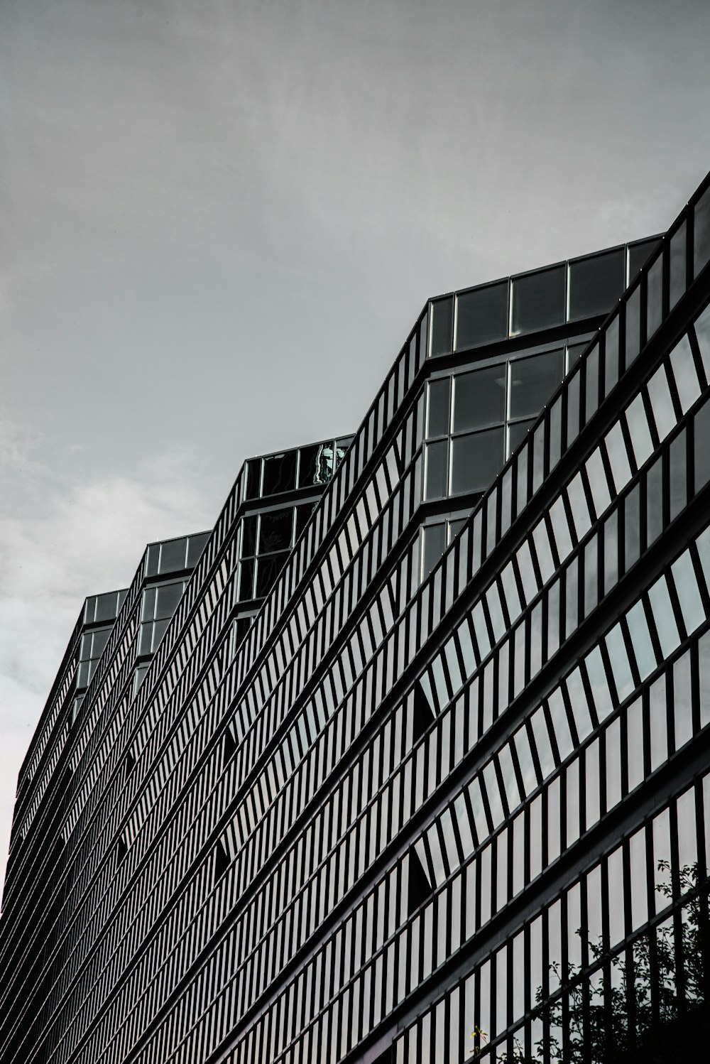 bâtiment en noir et blanc pendant la journée