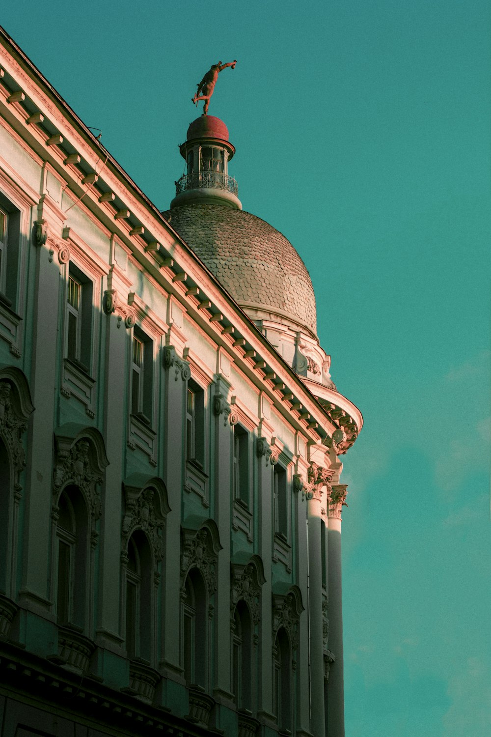 Weiß-blaues Betongebäude unter blauem Himmel tagsüber