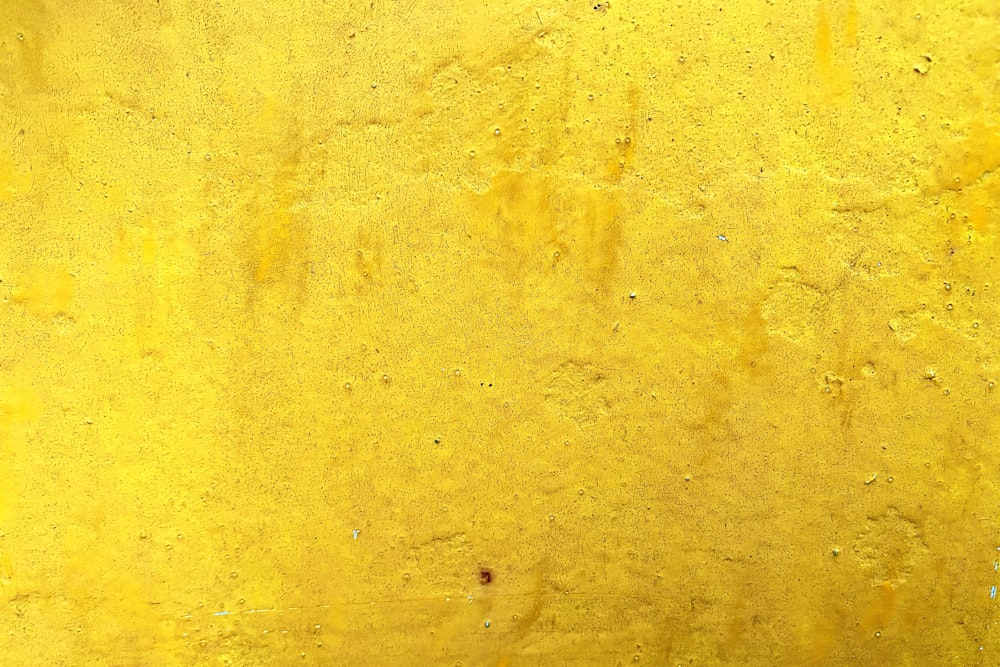 parede pintada de amarelo e branco