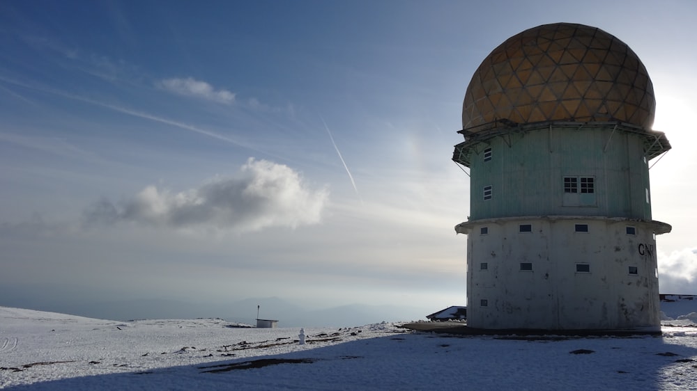 Weißes Betongebäude tagsüber am Strand