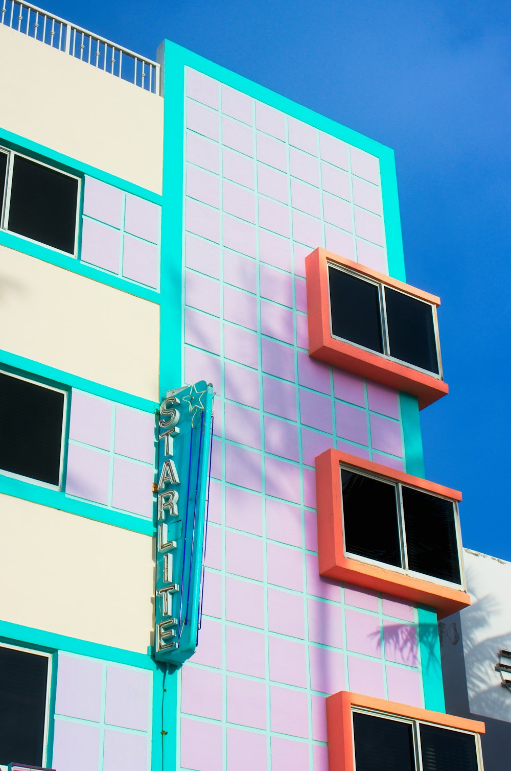 Edificio de hormigón rojo y blanco