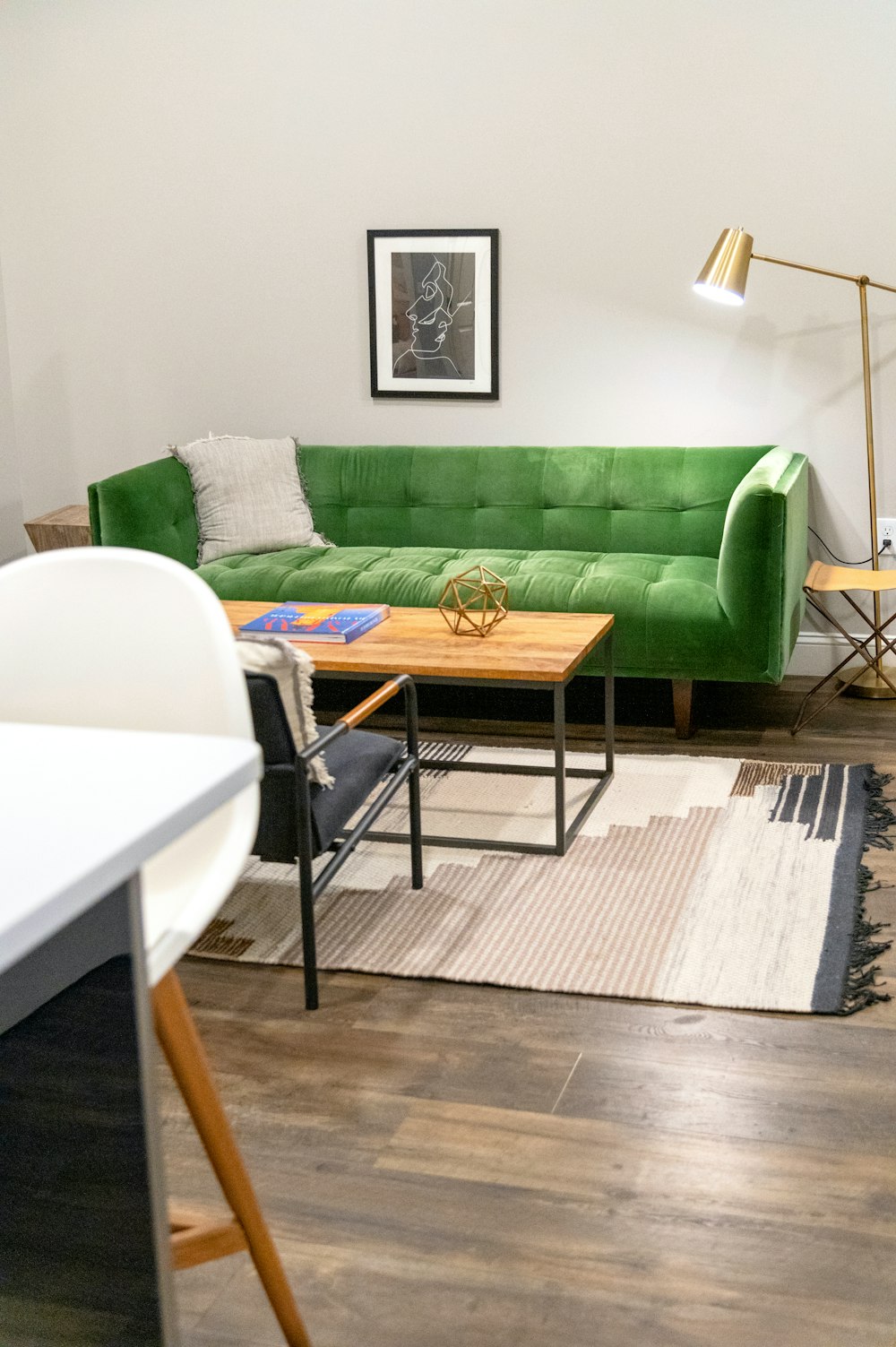 Grünes Sofa neben weißem Tisch