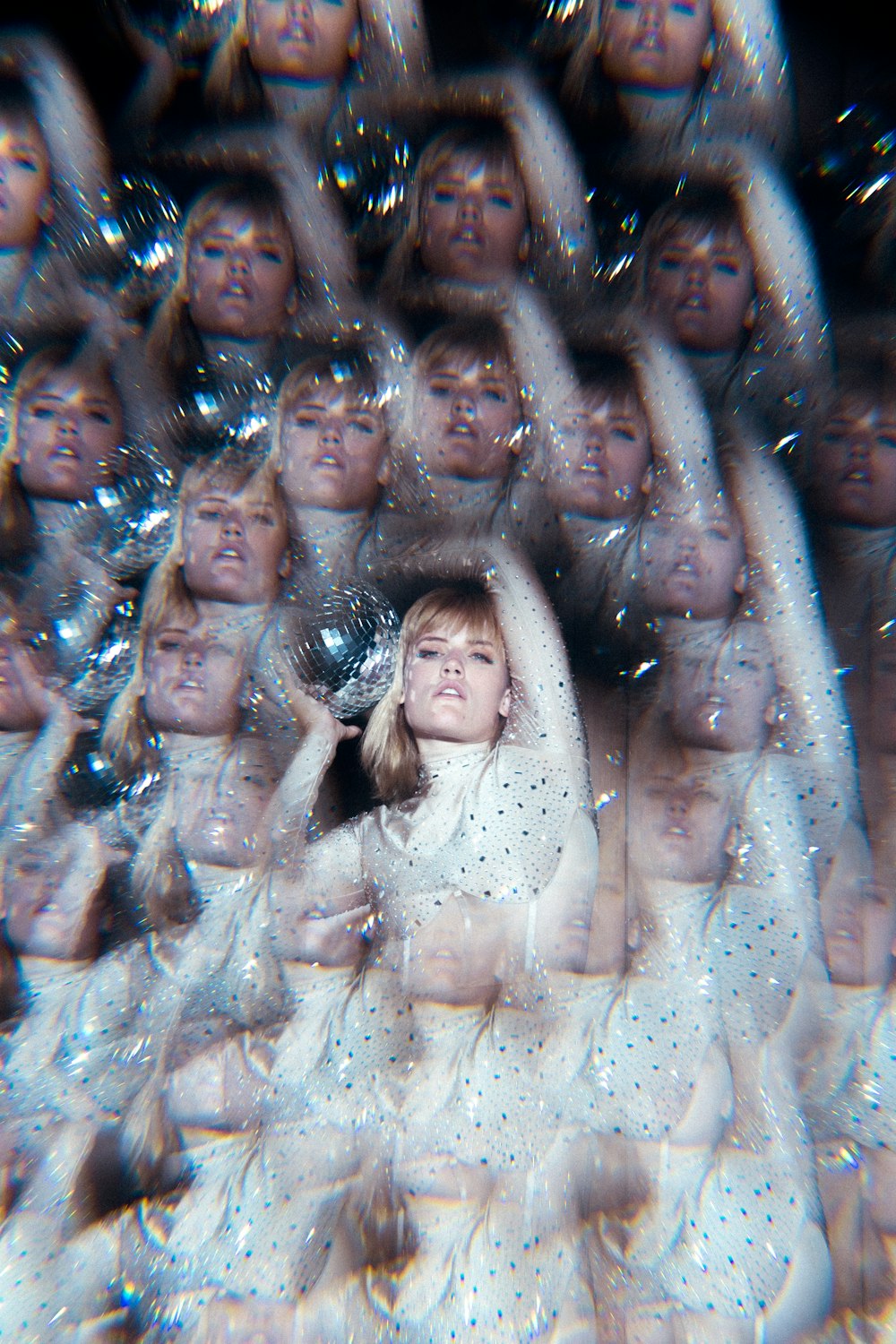 水の上に横たわる白いドレスの女性