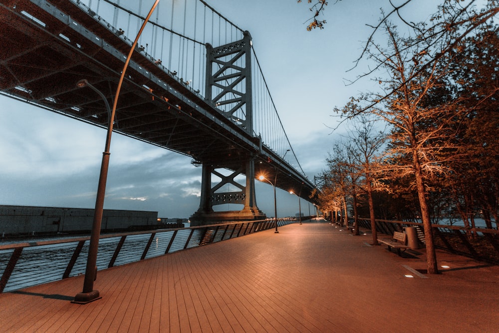 Brücke über Gewässer tagsüber