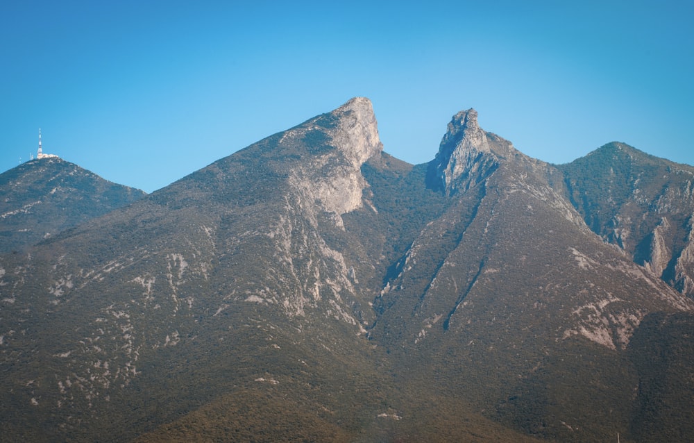 montagna rocciosa grigia sotto il cielo blu durante il giorno