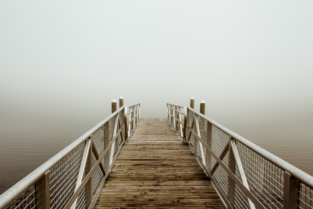 Muelle de madera marrón en el mar