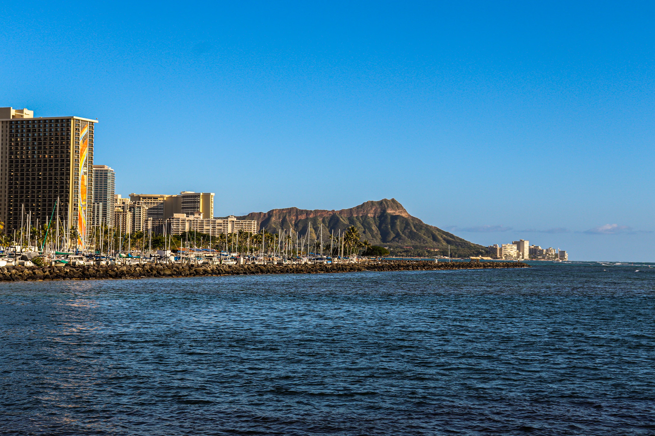 Ala Moana und die Skyline von Honolulu mit Diamond Head im Hintergrund