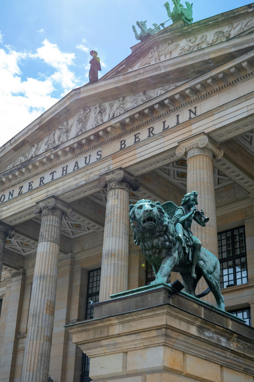 Statua del cavallo dell'uomo che cavalca sotto il cielo blu durante il giorno