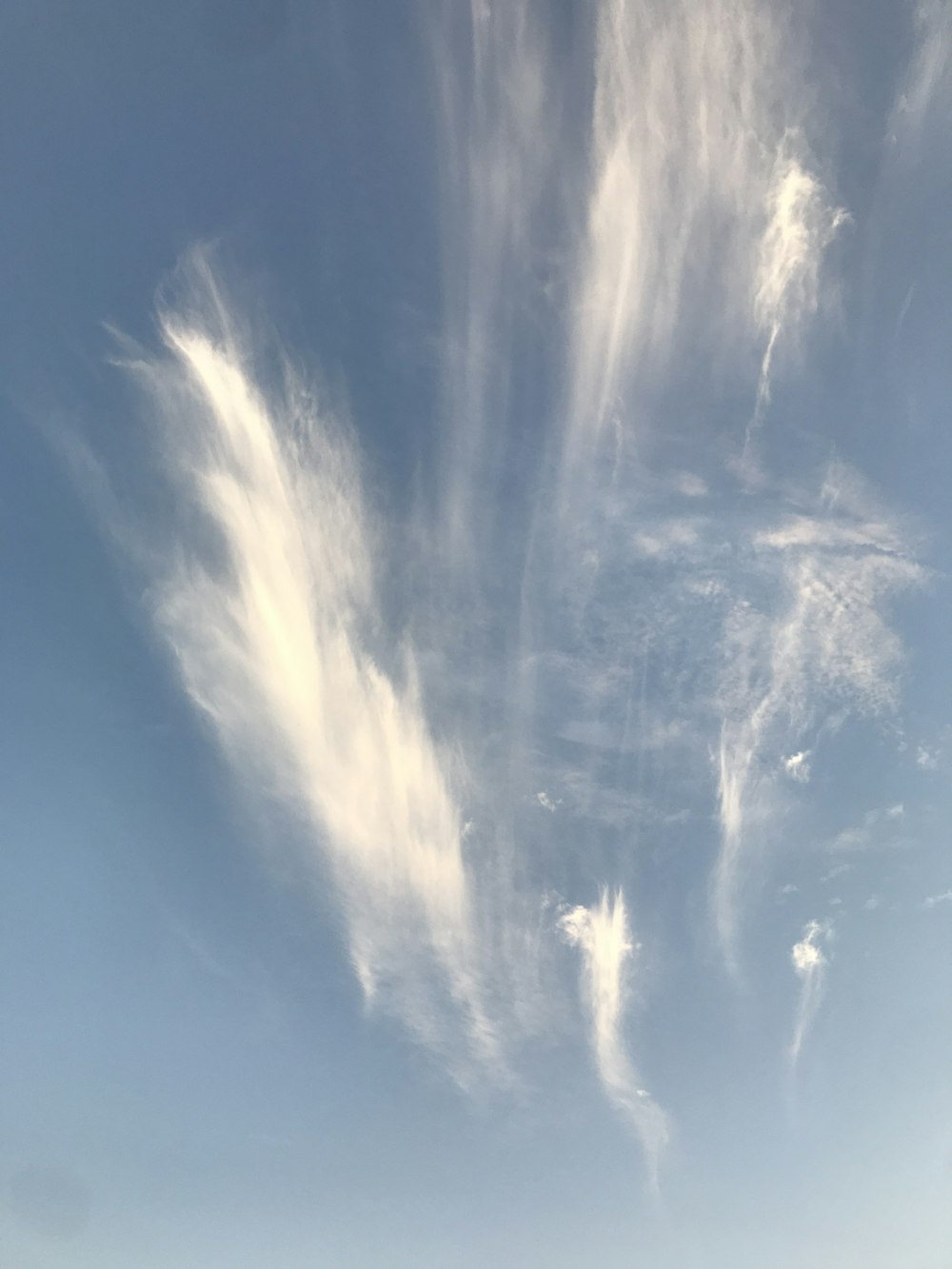 昼間の白い雲と青い空