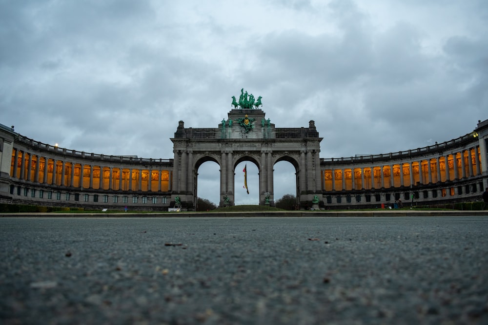 Graues Betongebäude unter weißen Wolken tagsüber