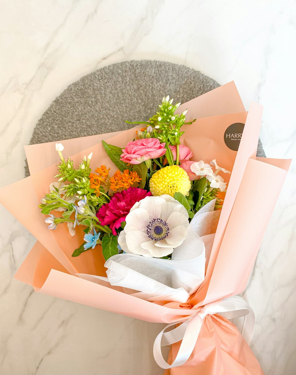 bouquet di fiori bianchi e viola